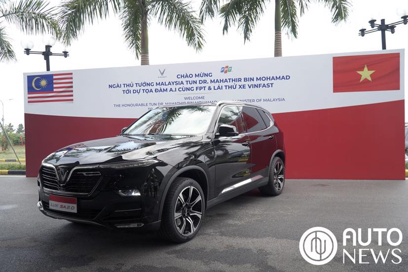 Thủ tướng Malaysia 94 tuổi vẫn cầm l&#225;i Vinfast hơn 100km/h - Ảnh 9