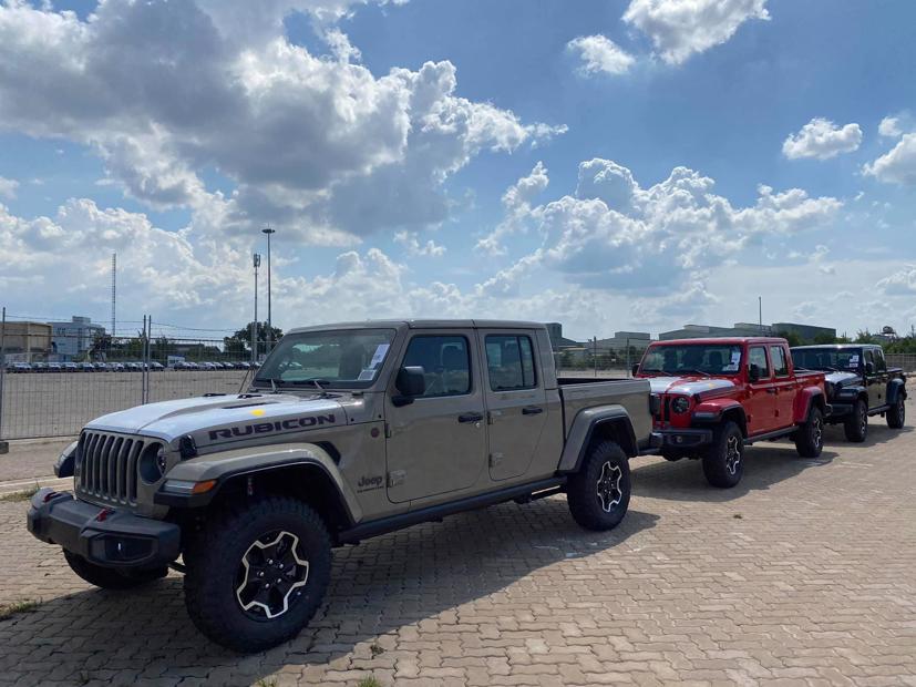 Những chiếc Jeep nhập khẩu chính hãng đầu tiên đã cập cảng.