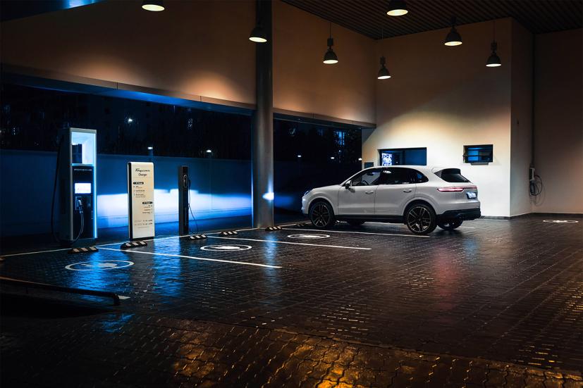 Hãng xe thể thao nước Đức đã khai trương một trạm sạc điện công suất cao dành cho những chiếc xe thuần điện thế hệ mới tại showroom của hãng ở TP.HCM.