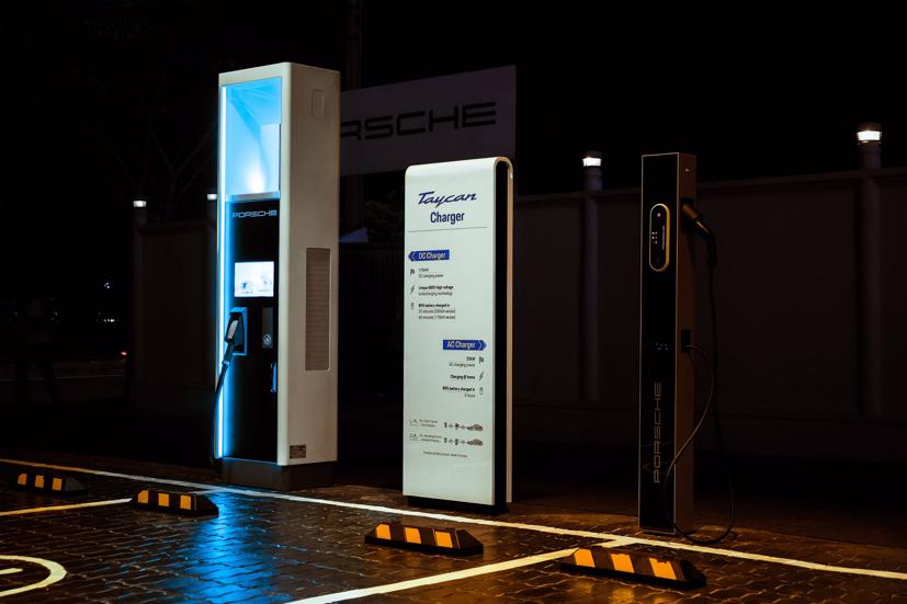 Hiện mới chỉ có duy nhất một trạm sạc điện đặt tại showroom Porsche TP HCM.