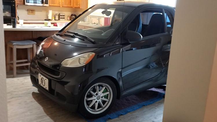 Hai vợ chồng Patrick và Jessica Eldridge vẫn có thể xoay sở nấu ăn tại căn bếp có chiếc xe đậu bên trong. Ảnh: Facebook nhân vật.