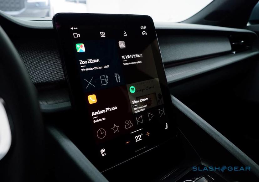 Lo sợ làm lộ dữ liệu và quyền riêng tư của người dùng, song các hãng xe hơi vẫn phải tích hợp các công nghệ của Google và Apple, vì đây là giải pháp tốt nhất cho người dùng. Ảnh: Slash Gear.