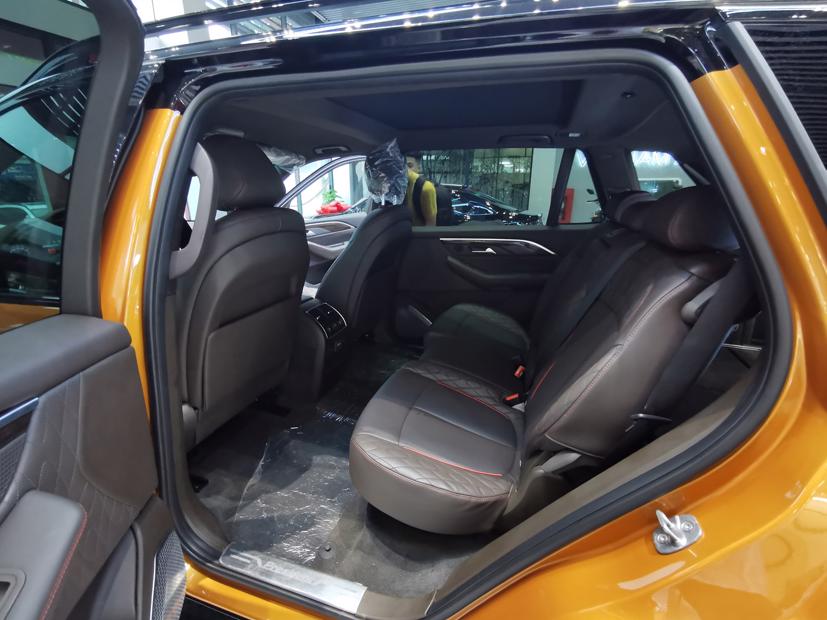 Không gian rộng rãi dành cho các hành khách, tương tự như đối thủ Lexus LX570.