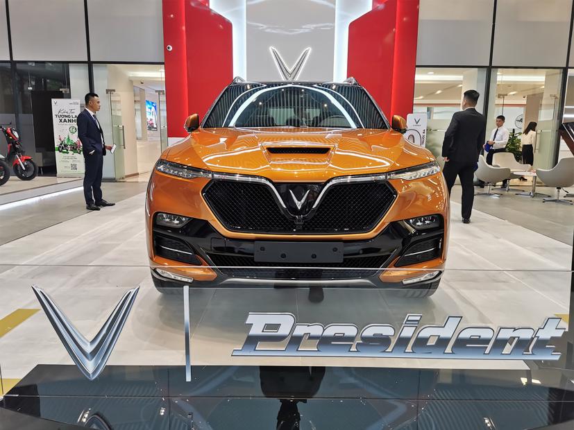 Thiết kế đầu xe tương tự như Lux SA và Lux A. Riêng nắp ca-pô được bổ sung thêm hốc hút gió cho động cơ V8.