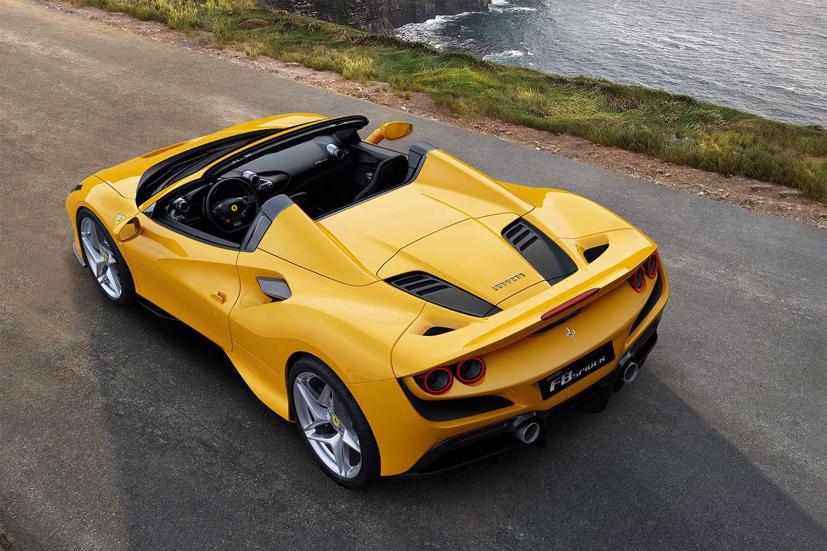 Điểm trừ duy nhất là phần kính trong suốt phía sau F8 Tributo, vốn để khoe khoang động cơ mạnh mẽ đã bị Ferrari lược bỏ, để nhường chỗ cho phần mui mềm trên F8 Spider gập xuống. Ảnh: Ferrari.