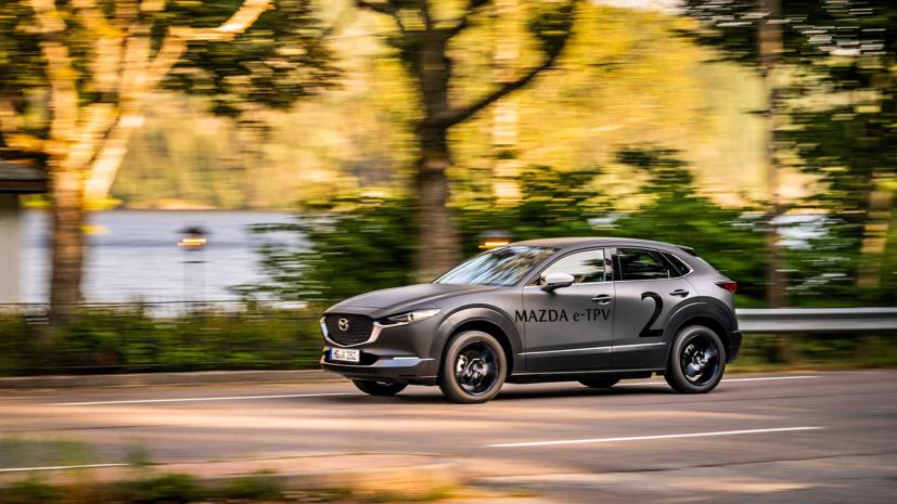 Mẫu xe khá tương đồng với các đối thủ cùng phân khúc: Nissan Leaf và Hyundai ioniq electric. Ảnh: autoevolution.