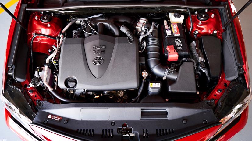 Động cơ V6 trên Camry TRD 2020 được giữ nguyên, bổ sung thêm turbo tăng áp và tinh chỉnh giới hạn điện tử để hoạt động ở ngưỡng công suất cao, lên tới 5.000 vòng / phút. Ảnh: CarAndDriver.