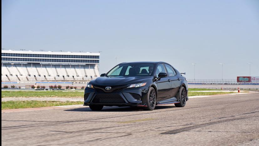 Camry TRD nổi trội bởi sự cứng chắc khi vào cua, tránh lực giằng sang hai bên. Ảnh: CarAndDriver.