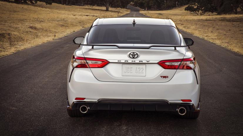 Tay lái trên Camry TRD cho khả năng kiểm soát bánh xe rất chính xác, nhưng khá ồn ở dải vận tốc cao. Ảnh: CarAndDriver.