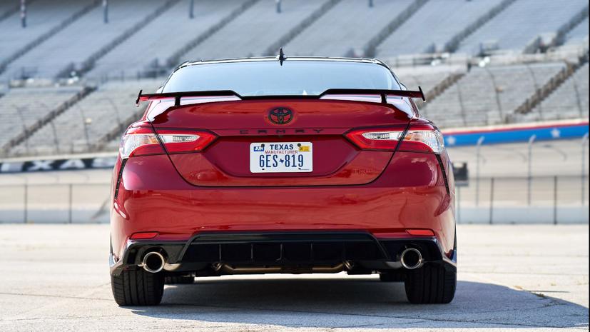 Camry TRD 2020 nổi bật với phần cánh gió thể thao phía sau. Ảnh: CarAndDriver.