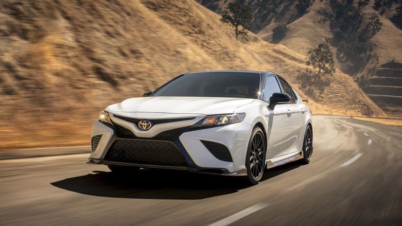 Nâng cấp hệ thống treo và cải thiện hệ thống phanh trên Camry TRD khiến xe đầm chắc hơn. Ảnh: CarAndDriver.