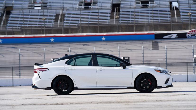 Camry TRD bị cắt giảm khá nhiều tùy chọn tiện nghi, nên có mức giá rất hấp dẫn. Ảnh: CarAndDriver.