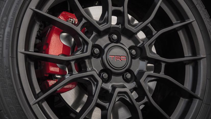 2 phanh trước trên Camry TRD là loại 2 piston. Xe sử dụng lốp Bridgestone Potenza, với 4 mâm đặc biệt, nhẹ hơn và dày hơn, cho khả năng bám đường tốt. Ảnh: CarAndDriver.
