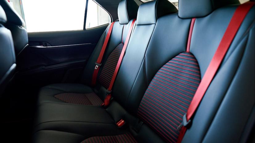 Điểm yếu của hệ thống treo cứng chắc trên các xe thể thao là khi đi vào đường xóc, hành khách ở hàng ghế sau sẽ hứng chịu chính xác mọi xung động truyền lên từ mặt đường xấu. Ảnh: CarAndDriver.