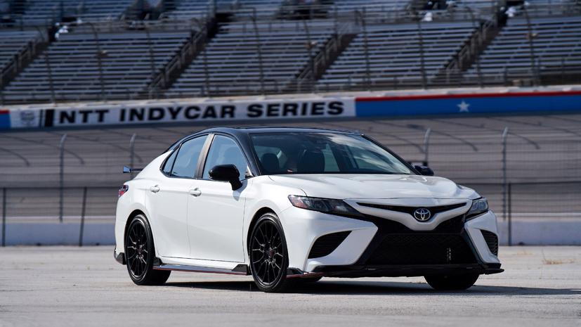 Phiên bản Camry TRD thể thao được Toyota sử dụng tông màu đen chủ đạo. Ảnh: CarAndDriver.