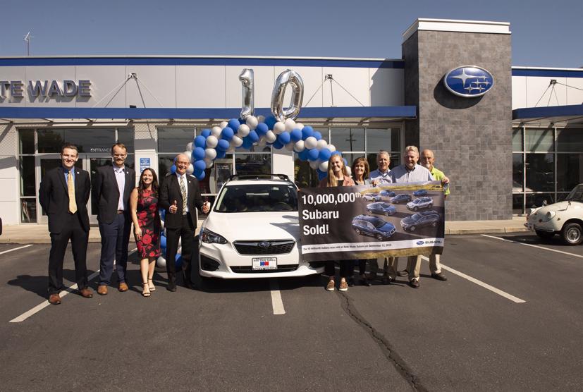 Đại lý Subaru cùng với khách hàng vui mừng kỷ niệm dấu mốc vô cùng ý nghĩa này.  Ảnh: Subaru Nate Wade.