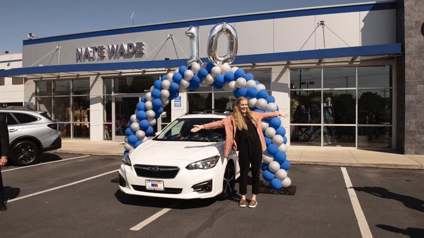Gia đình ông Harmon rất bất ngờ và vui mừng, khi là khách hàng vinh dự mua chiếc Subaru thứ 10 triệu.  Ảnh: Subaru Nate Wade.