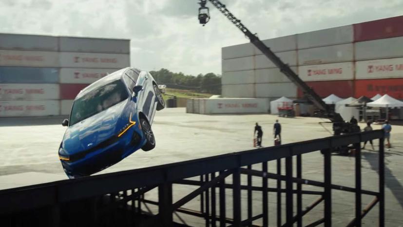 Cú xoay ngược trên không "dựng tóc gáy" của Kia Optima mới - Ảnh 2