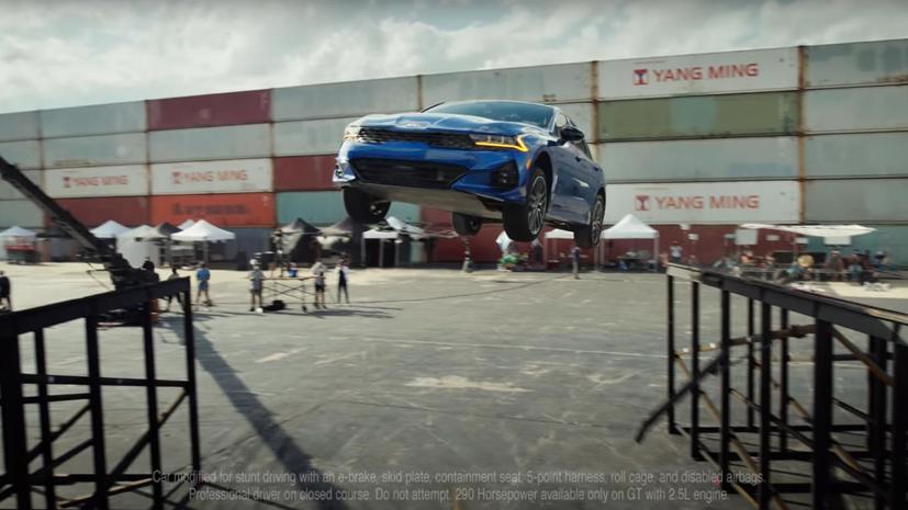 Cú xoay ngược trên không "dựng tóc gáy" của Kia Optima mới - Ảnh 1