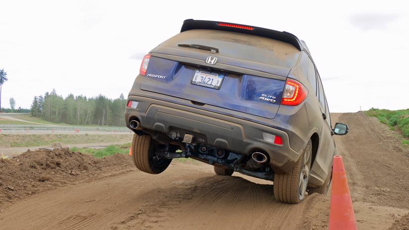 Trong phân khúc crossover cỡ trung, Honda Passport là 1 trong 8 cái tên đạt chuẩn an toàn này. Ảnh: AutoBlog.