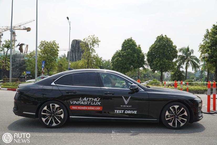 L&#225;i thử VinFast Lux c&#249;ng chuy&#234;n gia nước ngo&#224;i, nhận v&#233; VIP xem F1 - Ảnh 3