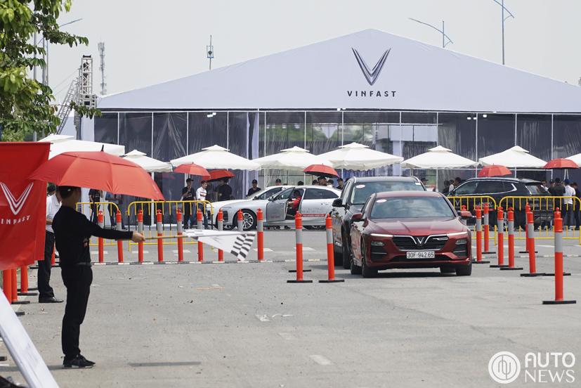 L&#225;i thử VinFast Lux c&#249;ng chuy&#234;n gia nước ngo&#224;i, nhận v&#233; VIP xem F1 - Ảnh 4