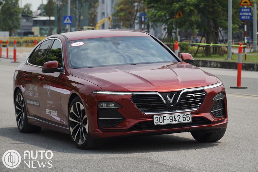 L&#225;i thử VinFast Lux c&#249;ng chuy&#234;n gia nước ngo&#224;i, nhận v&#233; VIP xem F1 - Ảnh 5