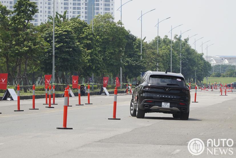 L&#225;i thử VinFast Lux c&#249;ng chuy&#234;n gia nước ngo&#224;i, nhận v&#233; VIP xem F1 - Ảnh 6