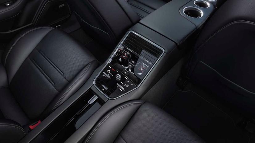 Gói kỷ niệm 10 Years Edition sẽ có mặt trên Porsche Panamera, Panamera 4 và Panamera 4 E-Hybird. Ảnh: Motor1.