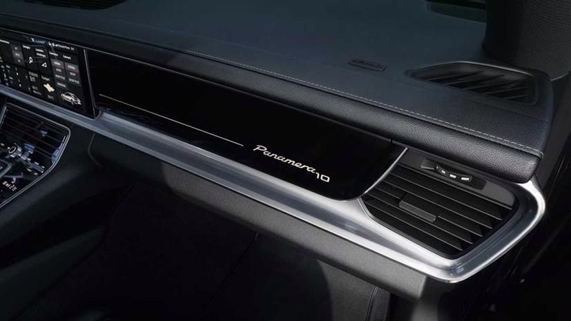 Ngoài ra, Panamera bản 10 Years Edition được bổ sung thêm nhiều trang bị cao cấp. Ảnh: Motor1.