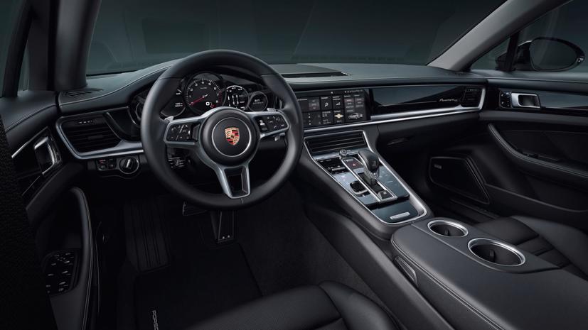 Nội thất xe màu đen, khâu chỉ trắng vàng đặc biệt và có các chi tiết dập nổi kỷ niệm 10 năm. Ảnh: Motor1.