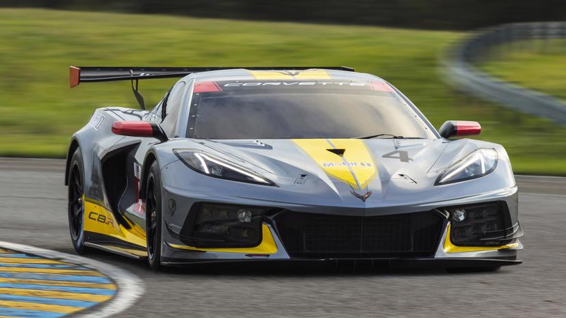 Chevrolet Corvette C8.R 2020 có bề rộng lớn hơn hẳn phiên bản thường, thiết kế hộc bánh xe lớn, chuẩn đường đua, hốc hút gió và cánh gió phía sau tăng tính khí động học. Ảnh: AutoBlog.