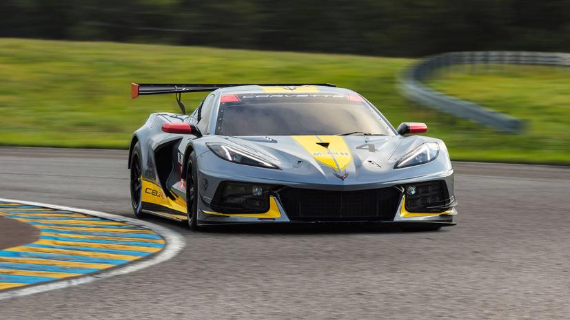 Khoang chứa đồ phía trước cũng đã bị loại bỏ để dành chỗ cho két nước làm mát dưới nắp ca-pô. Ảnh: AutoBlog.