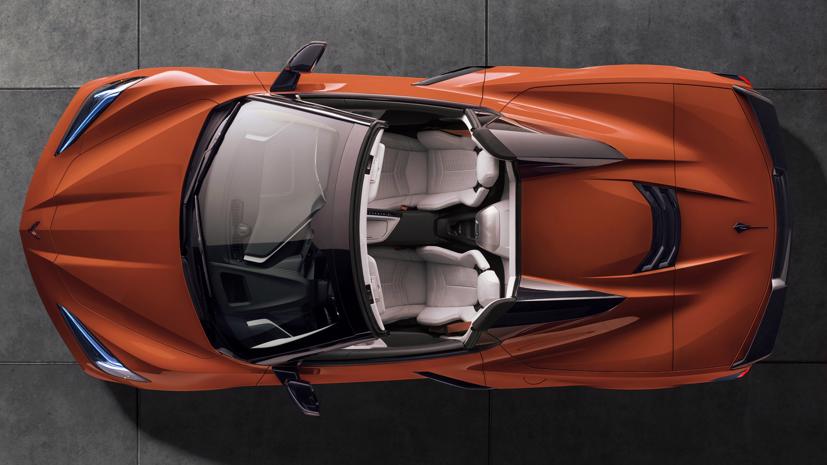 Xe được thiết kế hai cột trụ kéo từ ghế sau xuống cốp, giống đa phần những chiếc mui trần hạng trung. Ảnh: AutoBlog.