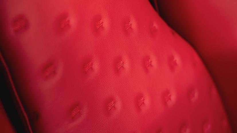 Ghế da trang trí chấm bi bằng chỉ khâu tay. Khách hàng có thể tùy chọn thay đổi theo ý thích riêng. Ảnh: AutoBlog.