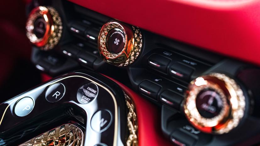 Các chi tiết phức tạp được in 3D từ nhôm, rồi mạ vàng xa xỉ. Ảnh: AutoBlog.