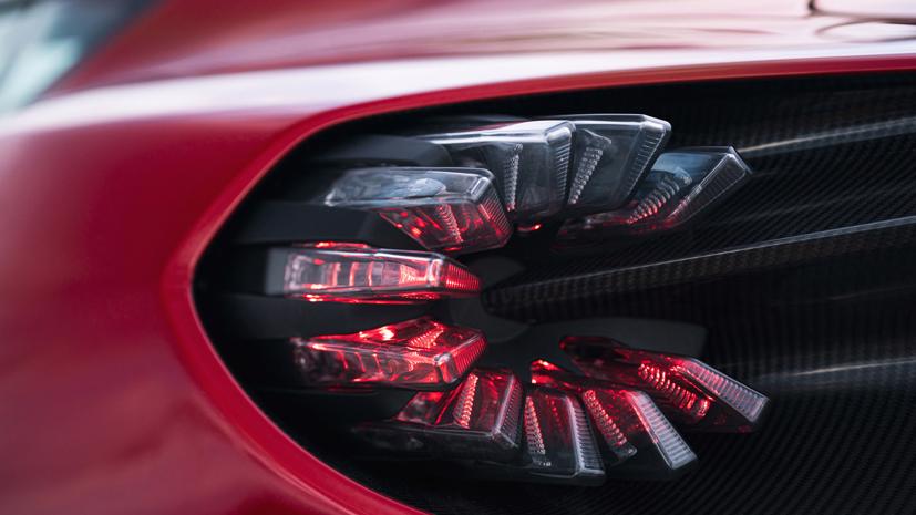 Đèn xe hoàn thiện cầu kỳ, với 10 chấu đan xen thành hình tròn mỗi bên. Ảnh: AutoBlog.