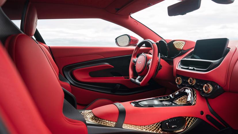 Nội thất bọc da cao cấp với tone màu đỏ chủ đạo. Nhiều chi tiết trang trí được mạ vàng tinh xảo. Ảnh: AutoBlog.