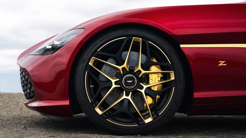 Mâm xe cỡ lớn, sơn vàn hình sao năm cánh kép, bọc bởi một bông hoa năm cánh sơn mờ. Ảnh: AutoBlog.