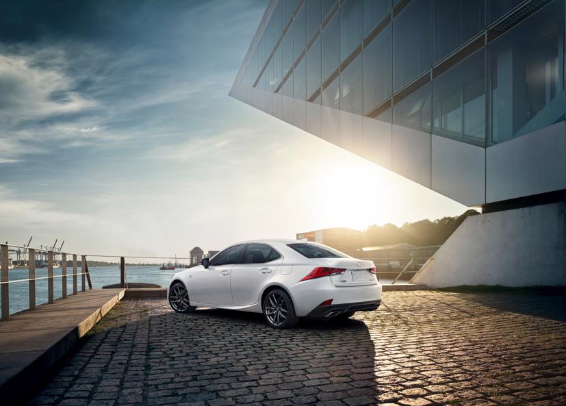 Hãng xe sang Nhật Bản đem tới 3 tuỳ chọn màu sắc: Đen Obsidian, Trắng Ultra hoặc Xanh Mica. Ảnh: AutoBlog.