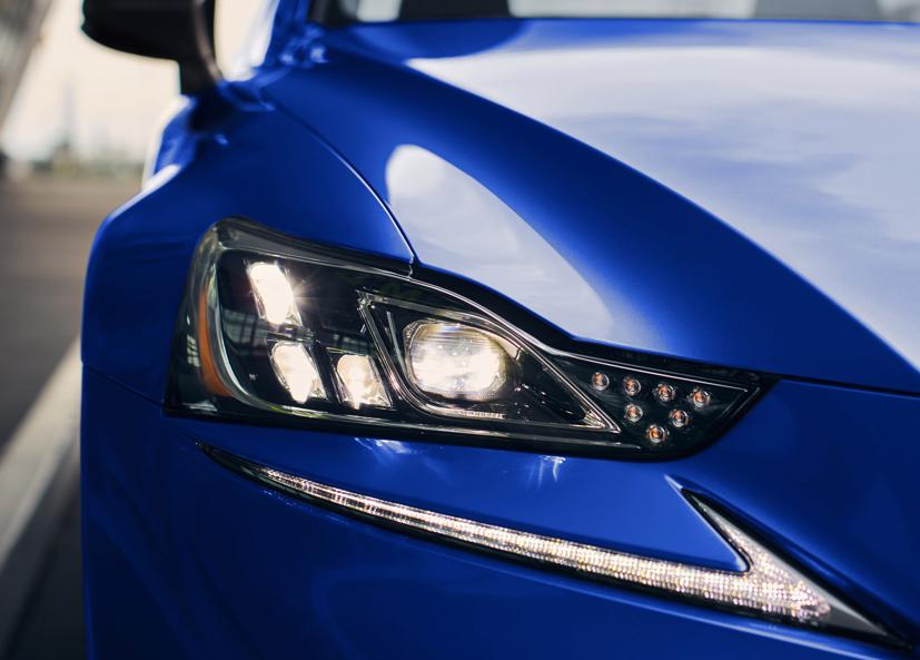 Cụm đèn chiếu sáng chính bao gồm 3 bóng LED nhỏ, một projector LED công suất lớn và một dải đèn LED demi bên dưới. Ảnh: AutoBlog.