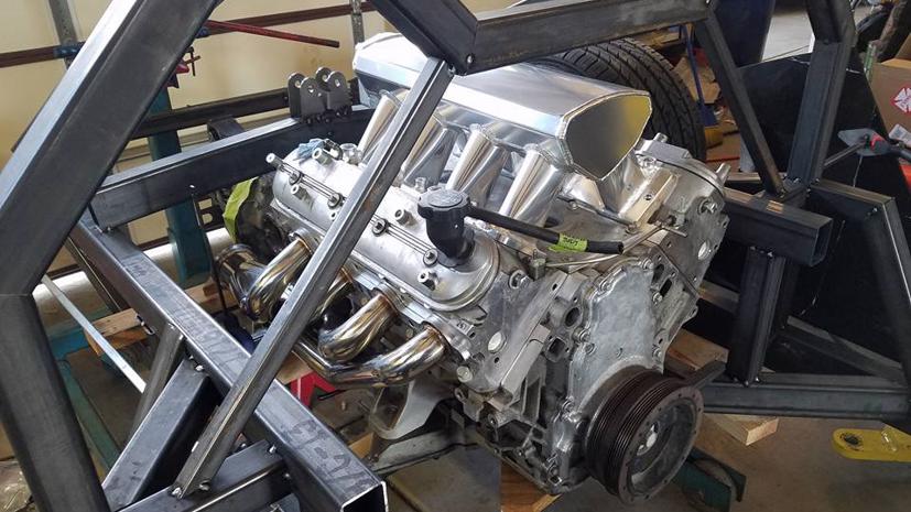 Ông Backus quyết định "chơi lớn", trang bị hẳn một động cơ LS1 V8 của mẫu Chevy Covette lên xe của mình.  Ảnh: Facebook nhân vật.