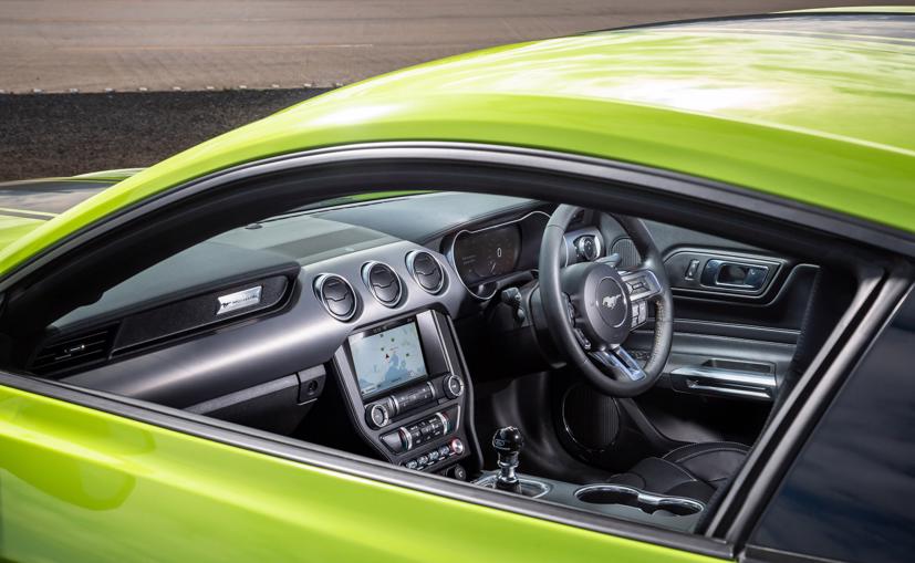 Do được độ chính hãng bởi Ford, nên Mustang R-Spec có nhiều ưu thế về thủ tục. Ảnh: AutoBlog.