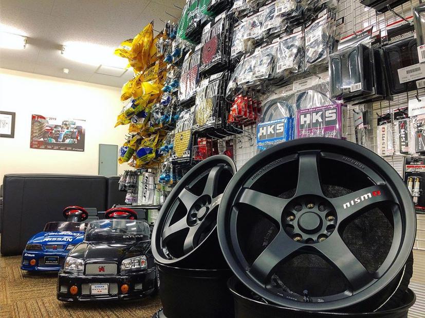 Công ty này còn chuyên buôn bán các loại phụ tùng, từ phổ biến cho tới độc-lạ-dị. Nguồn: Trust Kikaku.