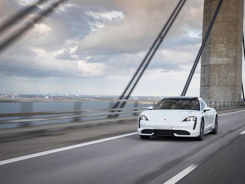 Porsche tung phiên bản sedan chạy điện Taycan 4S rẻ và pin "trâu" hơn. Ảnh: AutoBlog.