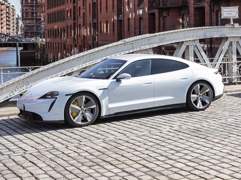 Porsche Taycan 4S sẽ được hãng xe sang Đức giao ngay trong quý I năm 2020. Ảnh: AutoBlog.