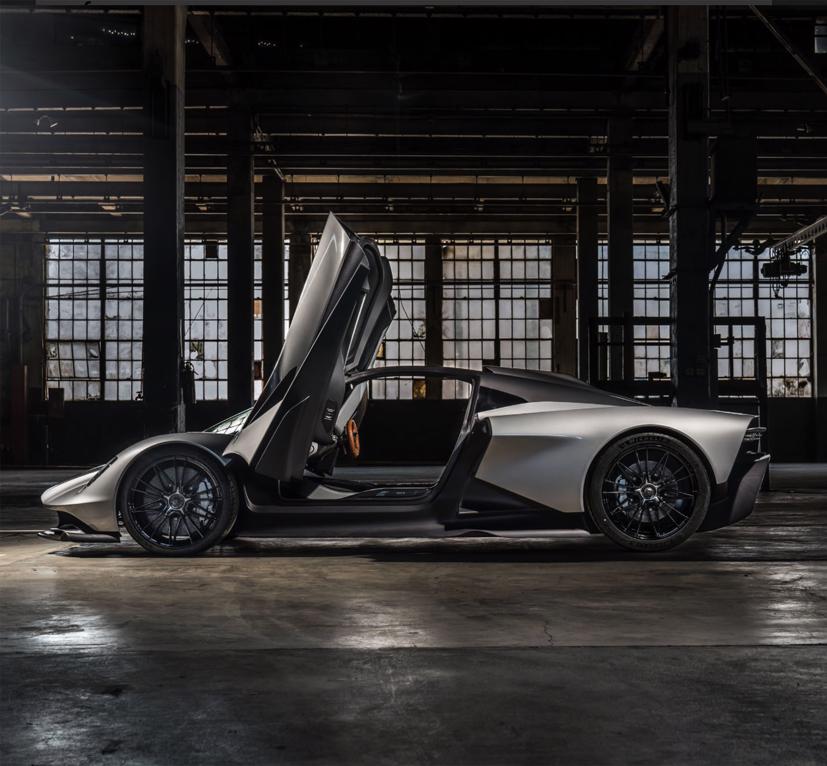 Bộ sưu tập xe của James Bond còn có cả chiếc siêu xe thể thao Vantage V8. Ảnh: Tweeter.