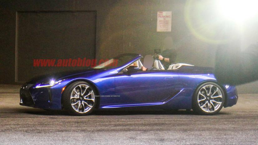 Chiếc Lexus LC hai cửa mui trần này có màu sơn "Structural Blue". Ảnh: AutoBlog.