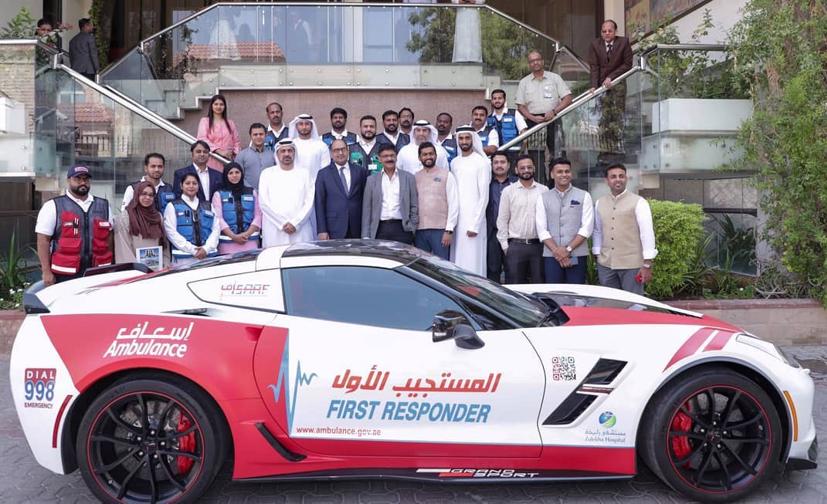 Không có gì ngoài tiền, nên lực lượng cảnh sát và cứu thương ở Dubai đều có siêu xe. Ảnh: Facebook DCAS.