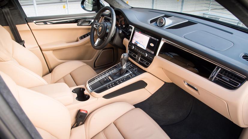 Nội thất xe có nâng cấp màn hình lớn và 14 loa Bose, kèm ghế thể thao. Ảnh: AutoBlog.